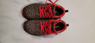 Botas de seguridad V-PRO negras y rojas