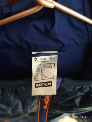 Chaqueta de montaña Quechua azul y negra