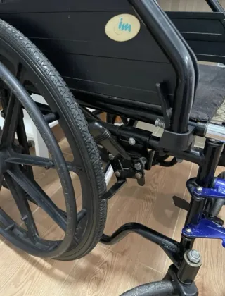 Silla de ruedas plegable autopropulsable