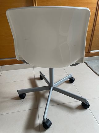 Silla de oficina giratoria blanca