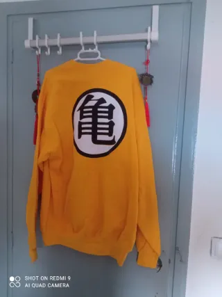 Sudadera amarilla con dragón