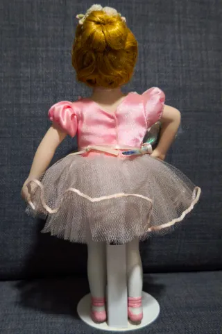 Muñeca de porcelana bailarina