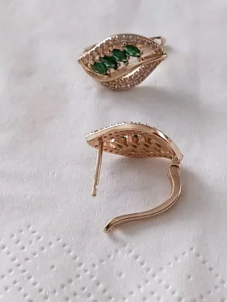 Pendientes hoja oro con piedras verdes