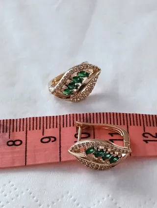 Pendientes hoja oro con piedras verdes