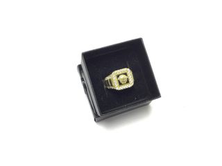 sello oro 18k con piedra con circonita