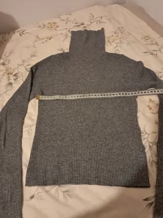 Jersey Pull&Bear gris cuello alto talla S