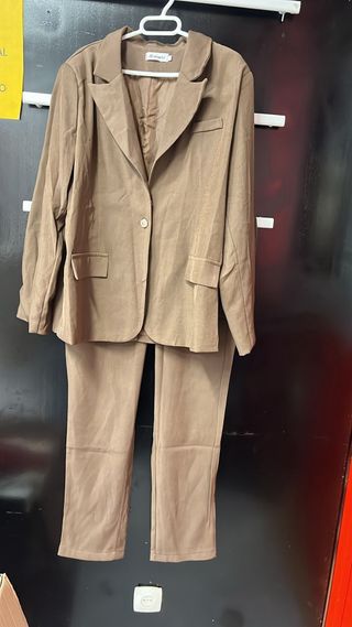 Conjunto de traje marrón