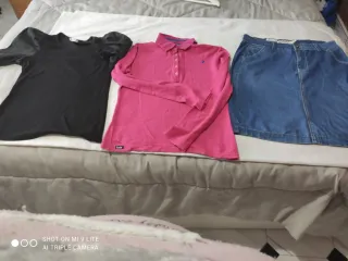 Blusa negra, polo rosa y falda vaquera