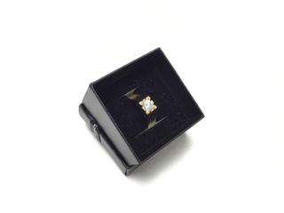 anillo oro 18k con piedra con circonita