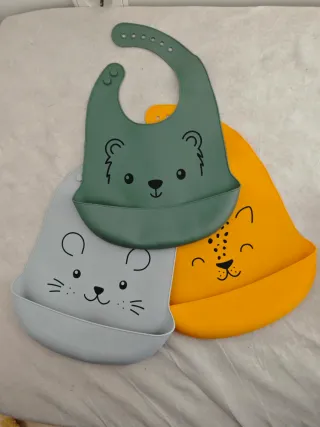 Baberos de silicona con dibujos