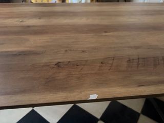 Tavolo in finta legno con gambe in acciaio