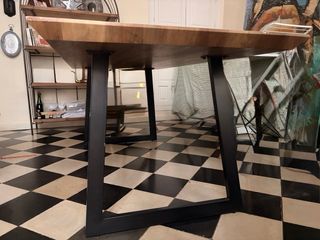 Tavolo in finta legno con gambe in acciaio