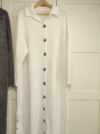 Vestidos largos grises y blancos