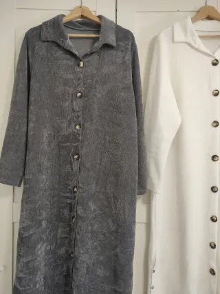 Vestidos largos grises y blancos