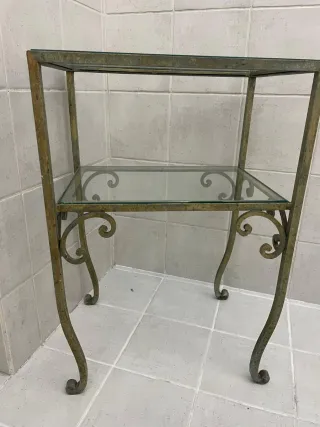 Tavolino in metallo e vetro dorato