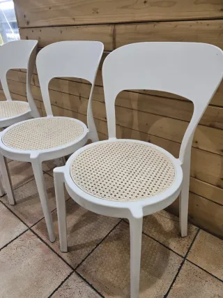Sillas blancas con asiento de ratán tengo 5