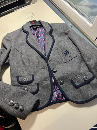Chaqueta gris con ribete azul marino