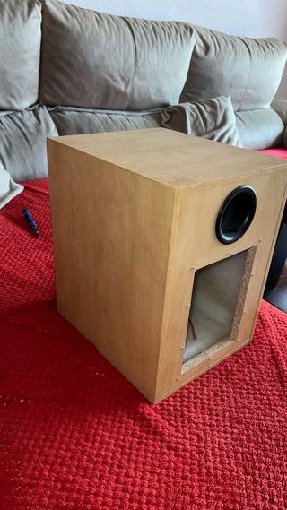 Caja vacía con altavoz Magnat Sub Motion 200A