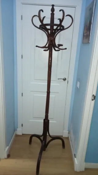 Perchero de madera antiguo