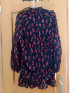 Vestido negro con estampado floral rojo