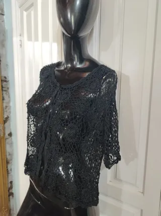 chaquetita estilo bolero negro boho con abalorios