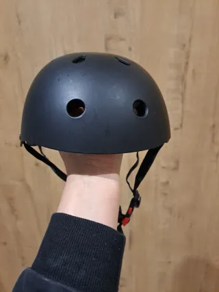 Casco skate talla S negro. Sin apenas uso.