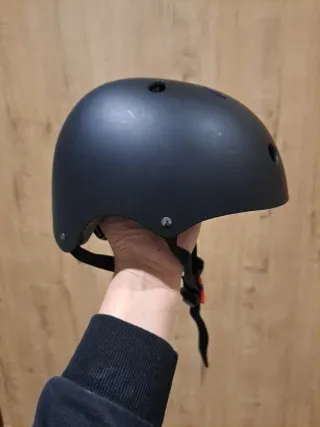 Casco skate talla S negro. Sin apenas uso.