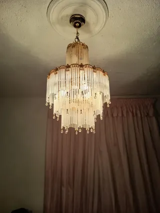 Lámpara de techo colgante dorada y cristal