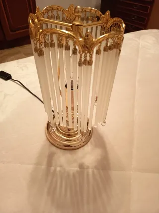 Lámpara de mesa dorada y cristal