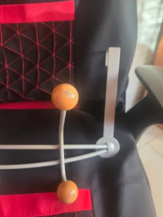 Perchero metálico con bolas de madera