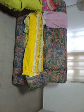 Sofá con funda estampada