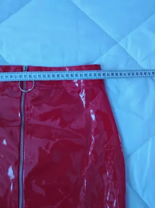 Falda roja polipiel con cremallera