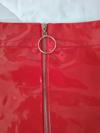 Falda roja polipiel con cremallera