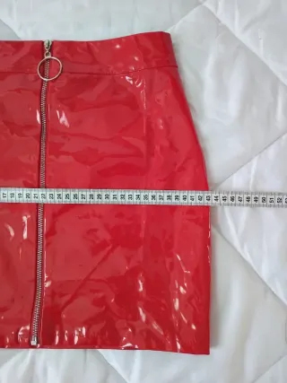 Falda roja polipiel con cremallera