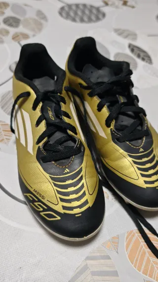 Botas Adidas Messi niño T.34 doradas