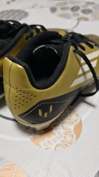 Botas Adidas Messi niño T.34 doradas