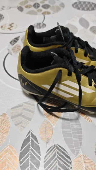 Botas Adidas Messi niño T.34 doradas