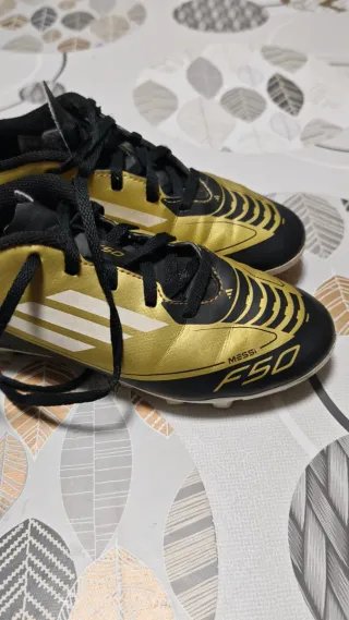 Botas Adidas Messi niño T.34 doradas