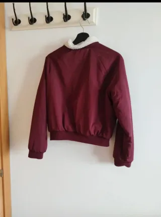 Chaqueta burdeos con forro sherpa