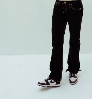 Jeans neri con cuciture a contrasto