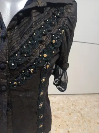 Blusa negra mujer vintage con detalles dorados