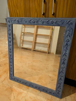 Espejo decorativo azul con marco tallado