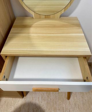 Tocador de madera con espejo redondo