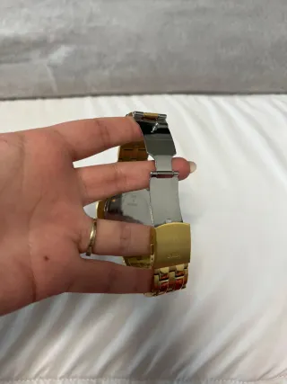 Reloj Guess Dorado y Negro