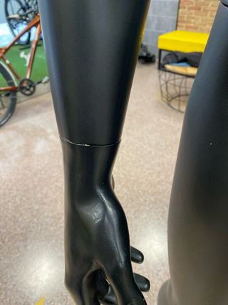 Maniquí hombre sin cabeza negro