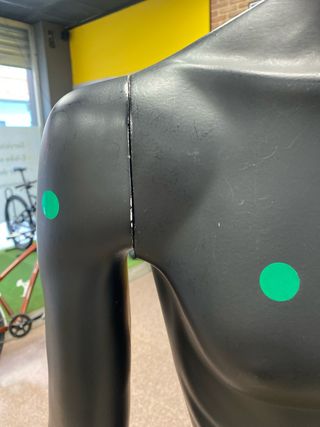 Maniquí hombre sin cabeza negro