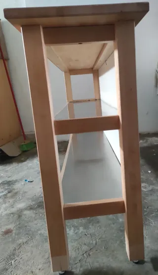 Mostrador de madera con estantes
