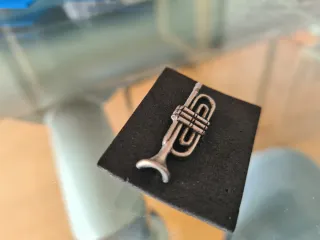 Pin de solapa trompeta metal