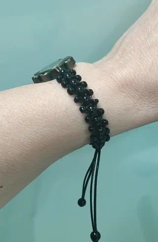 Reloj de pulsera Cuero y Cuentas Negras.