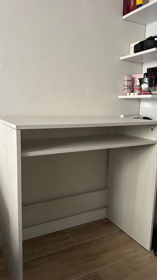 Mesa blanca con estante